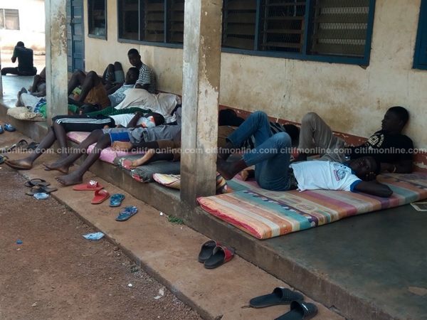 vitting-shs-students-sleeping-under-trees-5