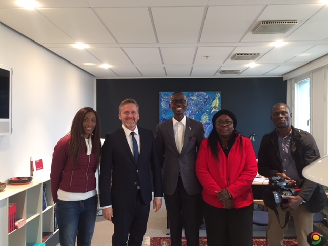 The Danish Foreign Affairs Minister in a pose with Bernard Avle, and the 3 Ghanaian journalists.